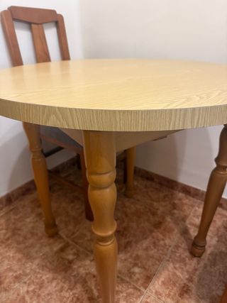 Mesa redonda de madera y cristal