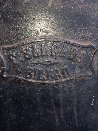 Stufa antica in metallo a carbonella