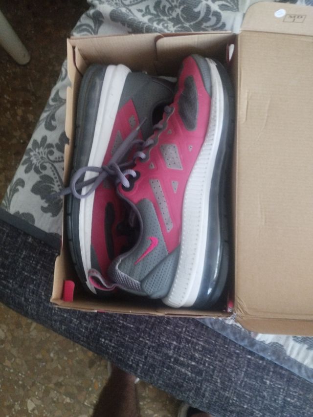 Zapatillas Nike rojas y grises