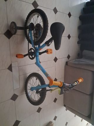 Bicicleta infantil con ruedines