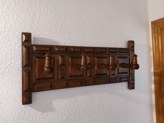 Perchero de pared antiguo de madera - 4 ganchos