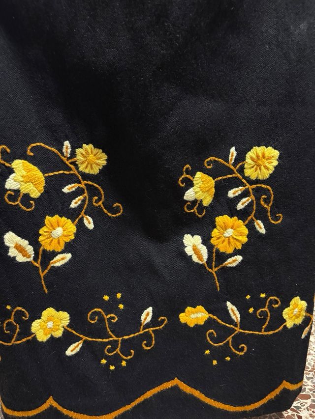 Falda tradicional / manchega bordada