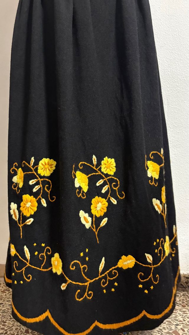 Falda tradicional / manchega bordada