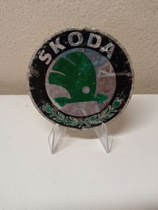 Logo clásico Škoda metálico vintage (años 90-2000)