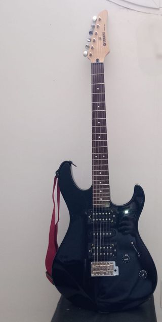 Guitarra Yamaha ERG121 + Pedal Harley Benton DNAFX
