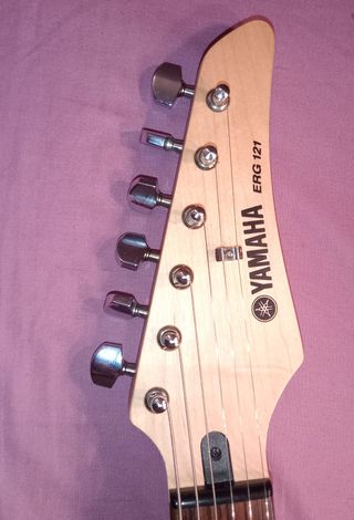 Guitarra Yamaha ERG121 + Pedal Harley Benton DNAFX