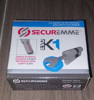 Cerradura puerta entrada B8