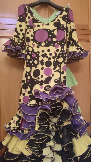 Traje Flamenca: lunares amarillos y morados.