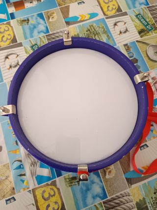 Tambor infantil azul con baquetas. 22 cm diámetro.