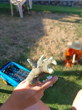 Triceratops dedo marioneta