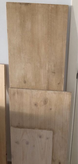 Madera Pino: 3 Tablas barnizadas.