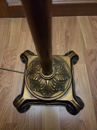 Lámpara de pie dorada grande