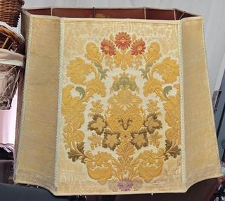 Lámpara de pie dorada grande