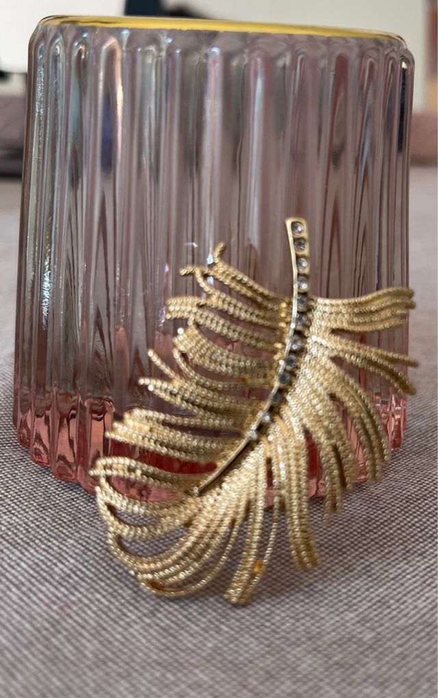 Broche dorada con forma de pluma – Elegancia clási