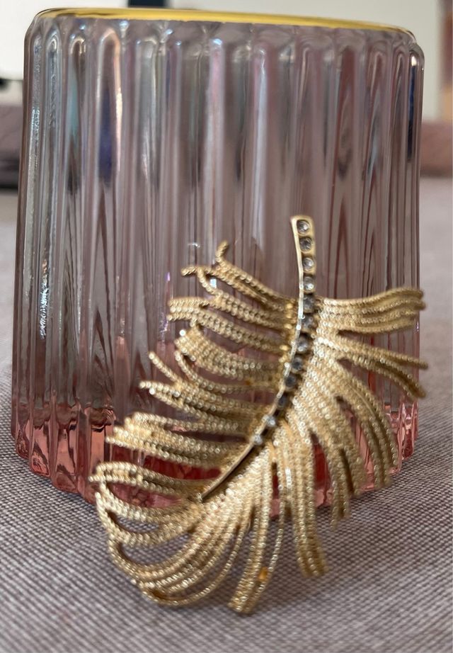 Broche dorada con forma de pluma – Elegancia clási