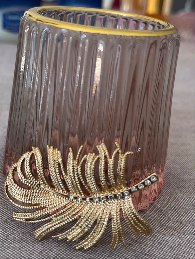 Broche dorada con forma de pluma – Elegancia clási