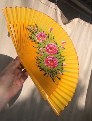 Abanico pintado a mano amarillo