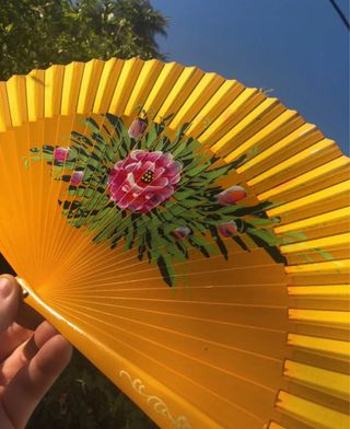 Abanico pintado a mano amarillo