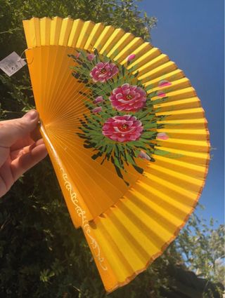 Abanico pintado a mano amarillo