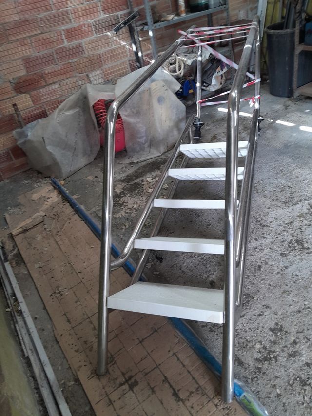 Escalera piscina inox 5 peldaños. Nueva, sin usar.