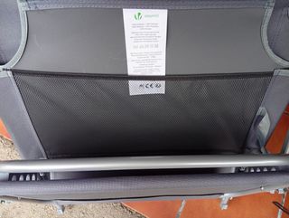 Tumbona gris plegable  con parasol