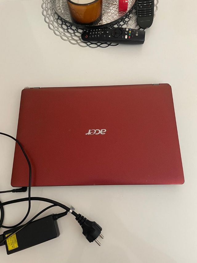 Portátil Acer rojo