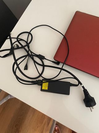 Portátil Acer rojo
