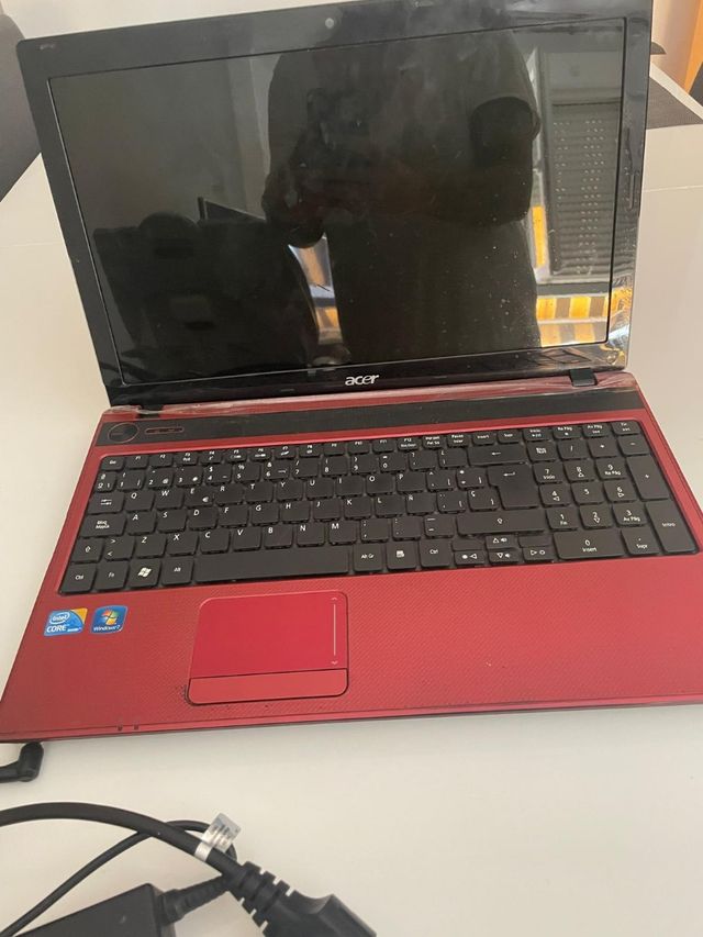 Portátil Acer rojo