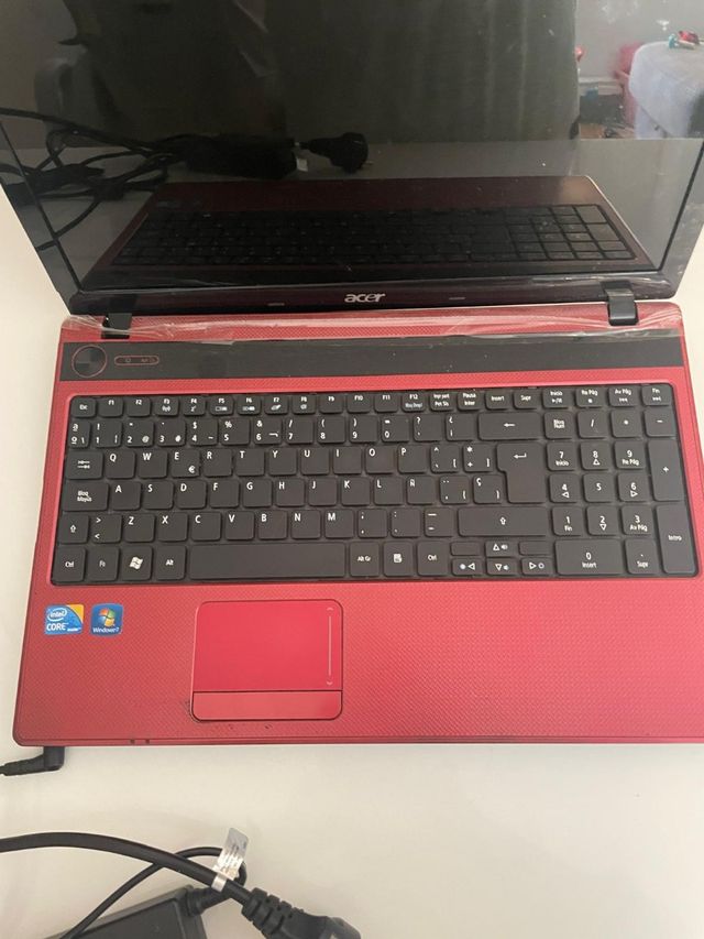 Portátil Acer rojo