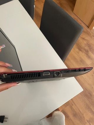 Portátil Acer rojo