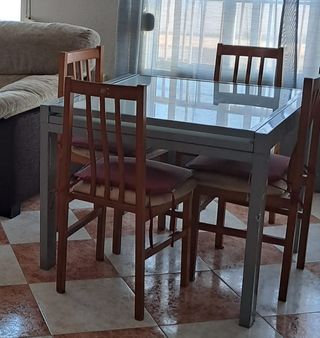 Mesa cristal gris - 4 sillas de madera