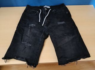 Bermudas negras rotas