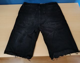 Bermudas negras rotas
