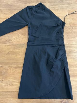 Vestido de fiesta negro asimétrico