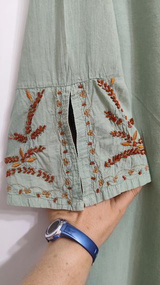 Vestido informal bordado, abalorios.