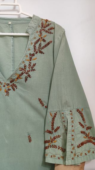 Vestido informal bordado, abalorios.