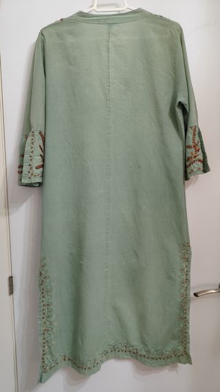 Vestido informal bordado, abalorios.