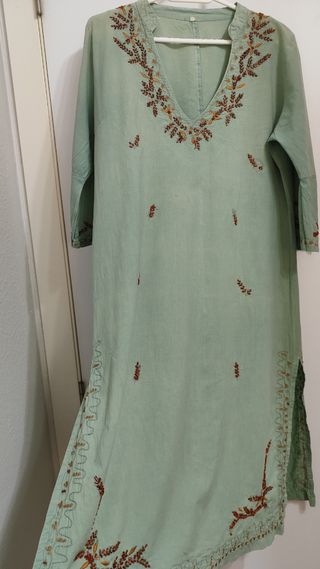 Vestido informal bordado, abalorios.