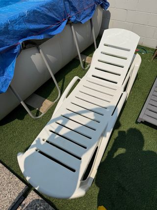 Tumbona blanca de plástico