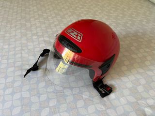 Casco moto rojo NZI. Para noño/a.