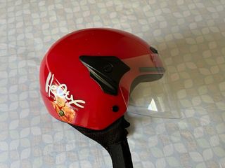 Casco moto rojo NZI. Para noño/a.
