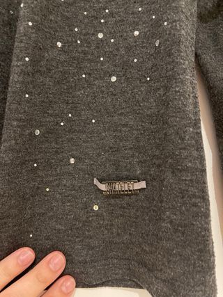 Camiseta gris manga larga con brillantes