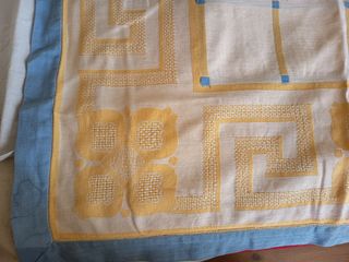 Mantelería antigua artesanal con bordado