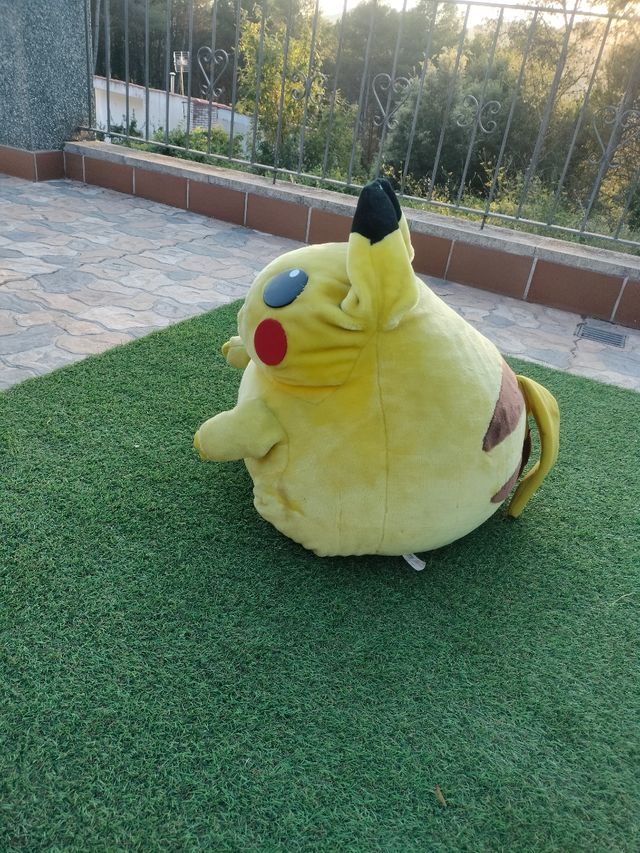 Peluche Pikachu gigante