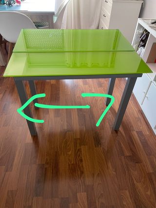 Mesa extensible de cristal y las patas de metall