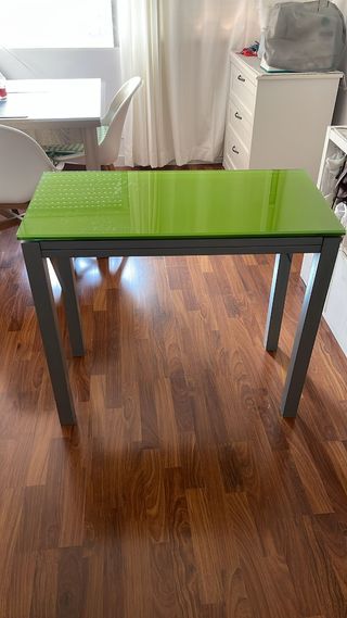 Mesa extensible de cristal y las patas de metall