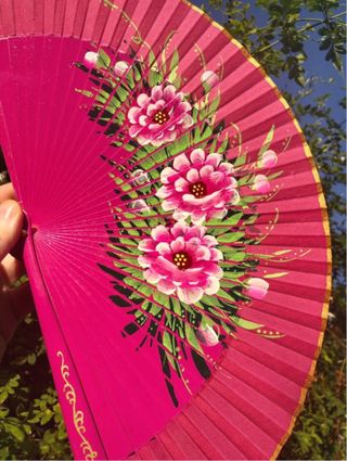 Abanico pintado a mano rosa