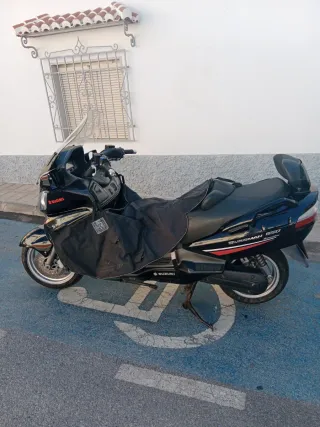 Suzuki Burgman 650 Executive 2011 con manta tucano