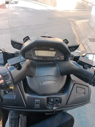 Suzuki Burgman 650 Executive 2011 con manta tucano