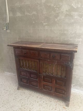 Aparador antiguo de madera para restaurar